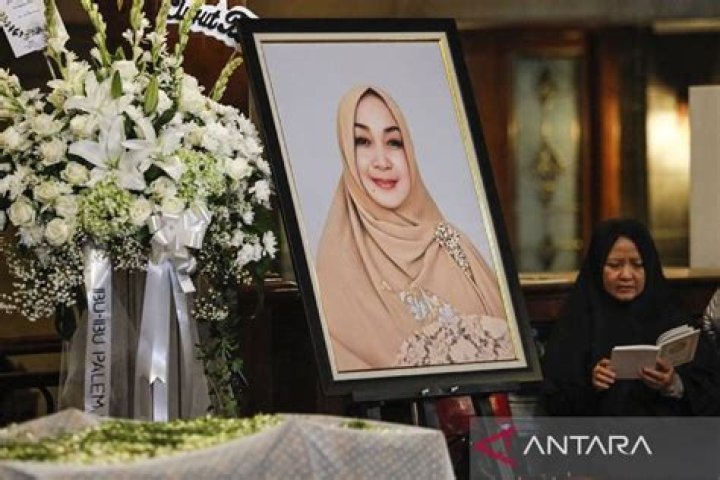 Biografi, Usia, Istri, Dan Padma