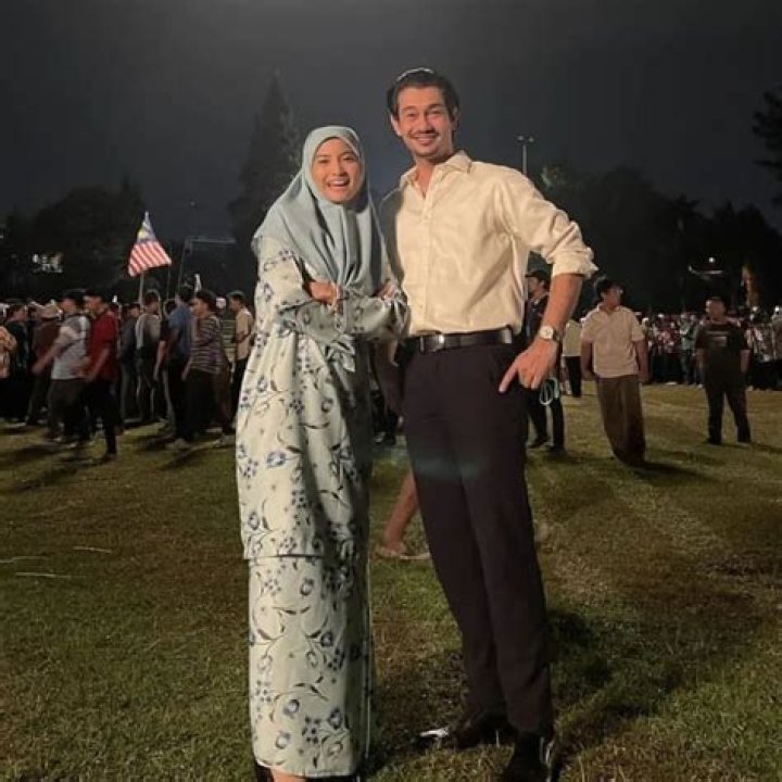 Discover The Untold Story: Rob Wells' Wife Revealed