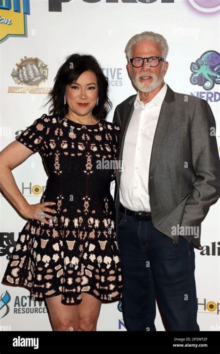 Does Jennifer Tilly Live in Las Vegas? Unpacking the Mystery