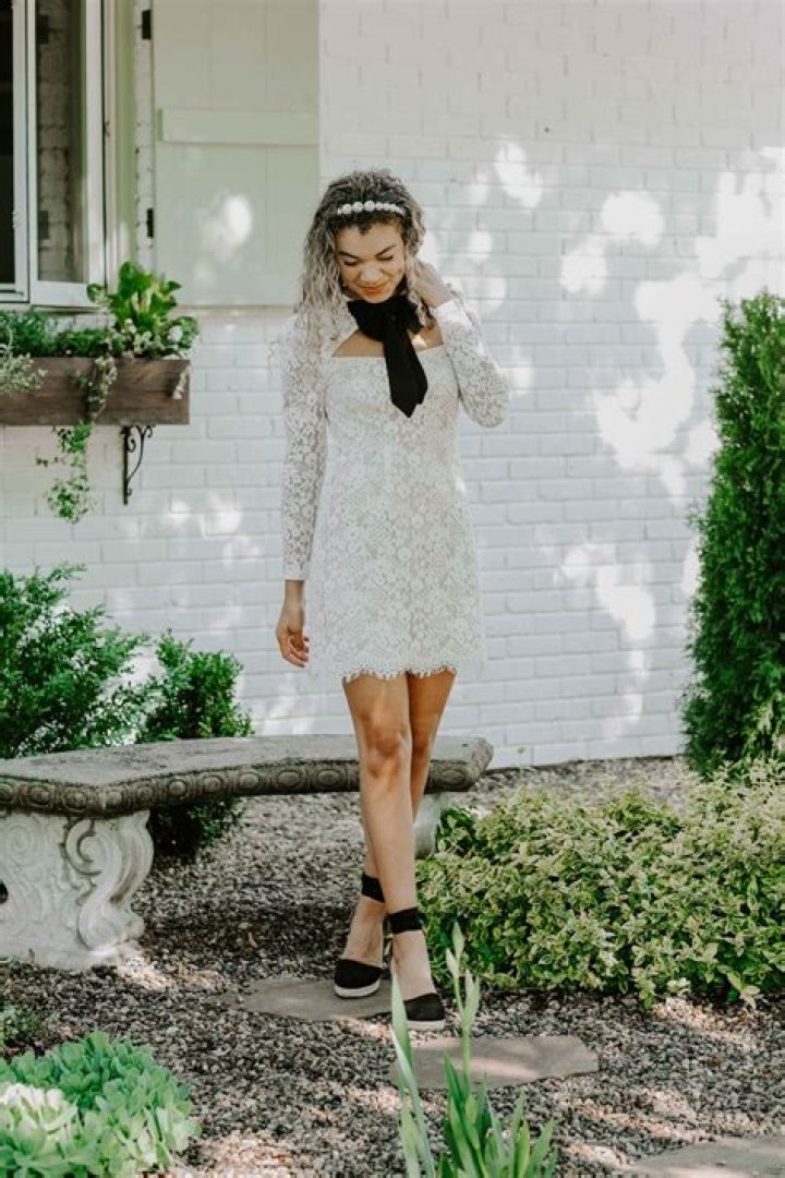 How to Dress Like Jules: Your Guide to Effortless Cool in 2024