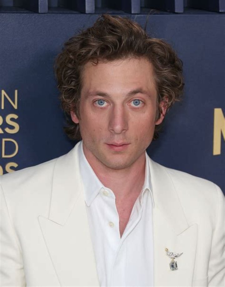 Rahasia Dibalik Hubungan Keluarga Jeremy Allen White Terungkap!