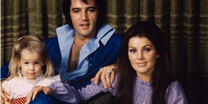 Unveiling Elvis Presley's Family Life: A Rare Photo Discovery
