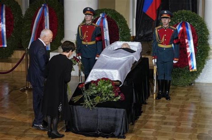 Unveiling The Enigmatic Robert Fox's Spouse: Exclusive Insights Revealed